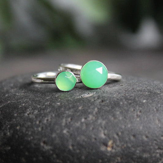 A 6mm or 8mm rose cut round chrysoprase cabochon set in a sterling silver bezel setting on a sturdy silver band. 