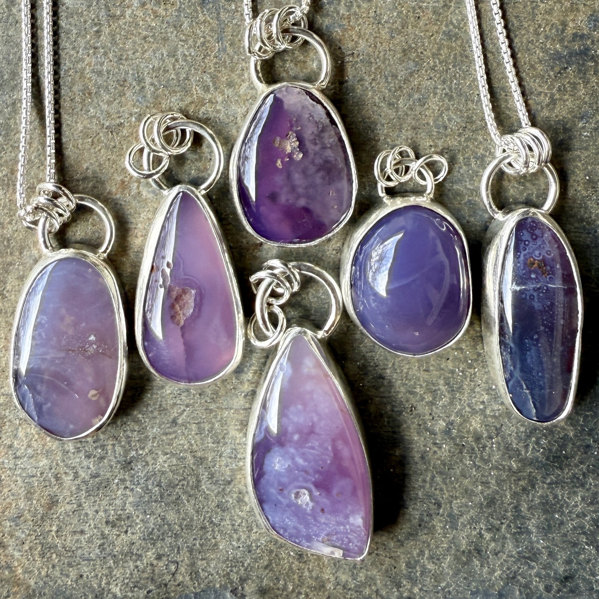 This is a genuine Oregon Holley Blue agate cabochon that is set in fine & sterling silver and comes with a sterling silver chain. Holly Blue agate is a rare gemstone that is found only in a small area of private timberland near Sweethome, OR.