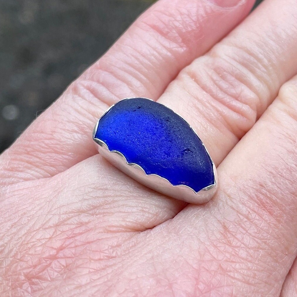 This ring has a piece of Caribbean cobalt blue sea glass set in a fine & sterling silver scalloped bezel and on a sturdy silver band.  Size 6