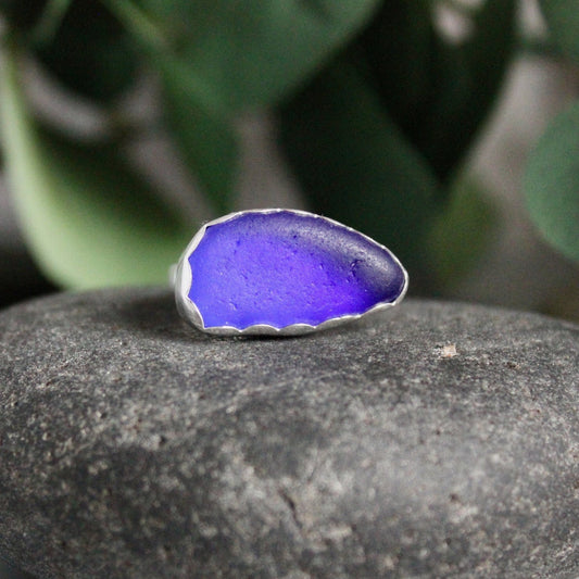 This ring has a piece of Caribbean cobalt blue sea glass set in a fine & sterling silver scalloped bezel and on a sturdy silver band.  Size 6